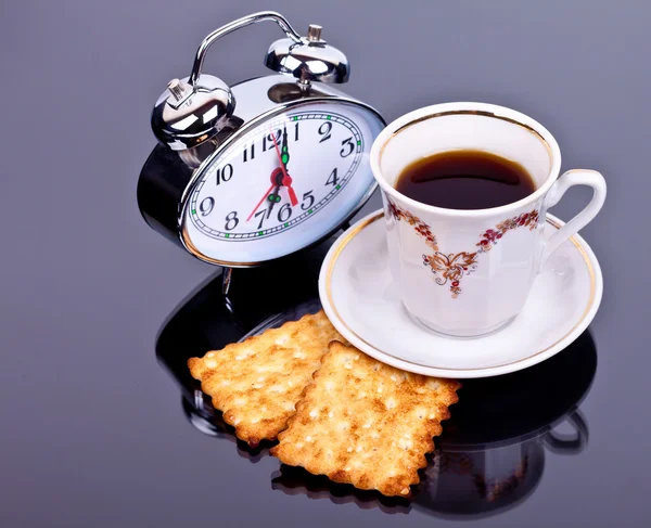 Kopje koffie en een horloge op de tafel — Stockfoto