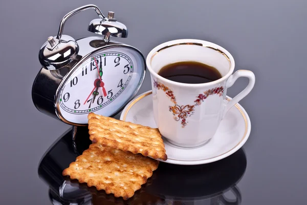 Kopje koffie en een horloge op de tafel — Stockfoto