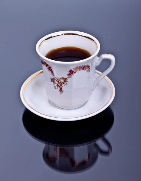 Чашка кофе и часы на столе — стоковое фото