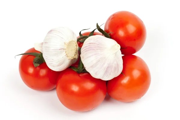 Sporo pomidorów i czosnku — Zdjęcie stockowe