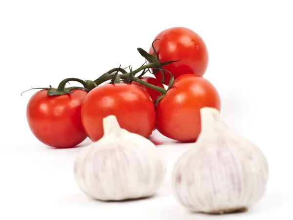A lot of tomatoes and garlic — Stock Photo, Image