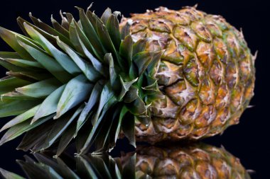 yansıması ile olgun ananas