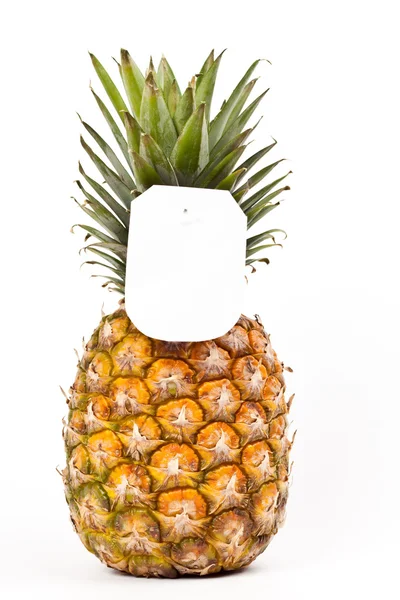 Ananas maturo con cartellino del prezzo — Foto Stock