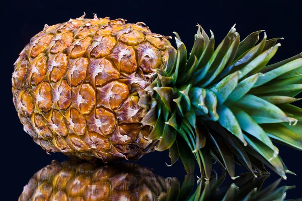 Спелый ананас с отражением — стоковое фото
