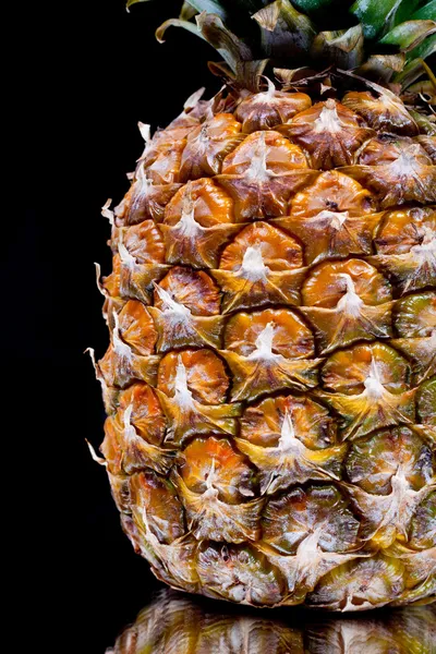 Yansıması ile olgun ananas — Stok fotoğraf