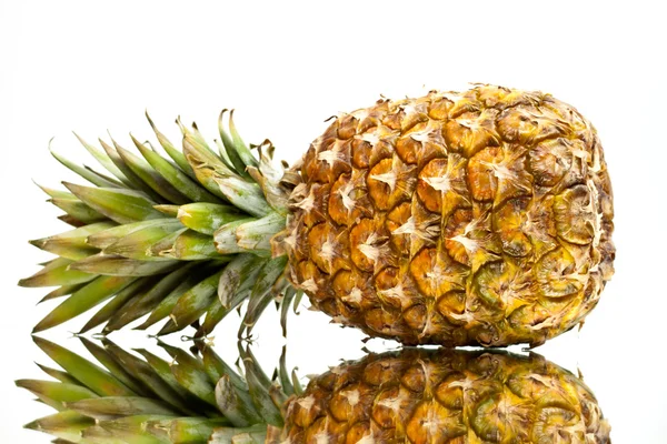 Dojrzały ananas z odbiciem — Zdjęcie stockowe