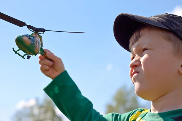 Мальчик управляет вертолетом — стоковое фото