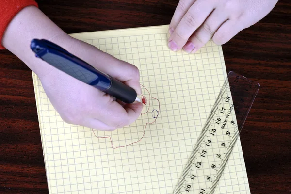 Çocuk el bir defterde yazılı — Stok fotoğraf