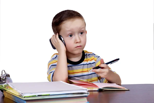En liten pojke tycker hörlurar med mikrofon — Stockfoto