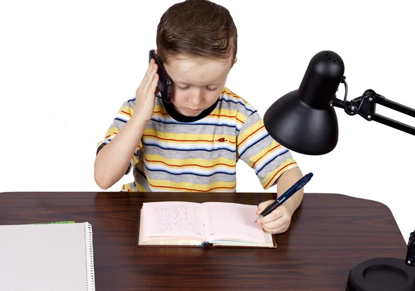 Küçük bir çocuk kulaklık mikrofon ile düşünüyor. — Stok fotoğraf
