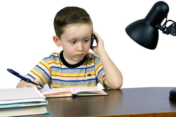 En liten pojke tycker hörlurar med mikrofon — Stockfoto