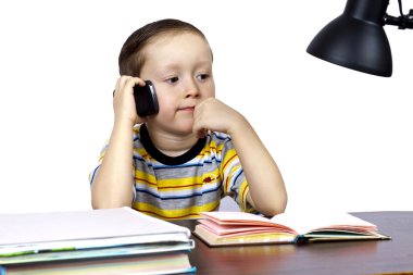 bir ofiste telefon ile küçük bir iş adamı