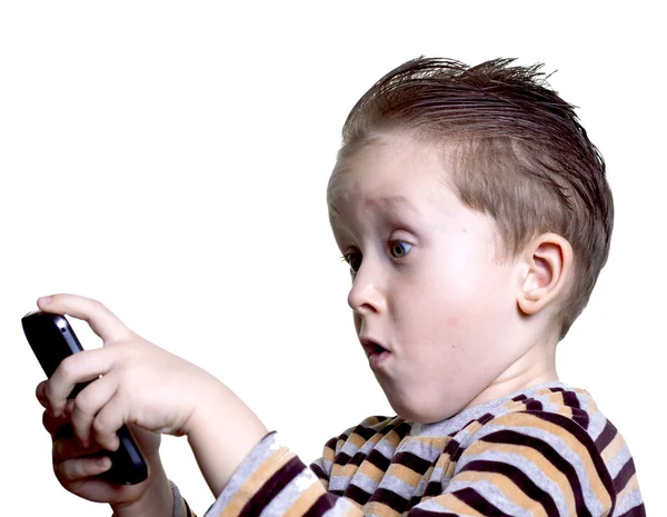 O menino ficou surpreso ao olhar no telefone — Fotografia de Stock