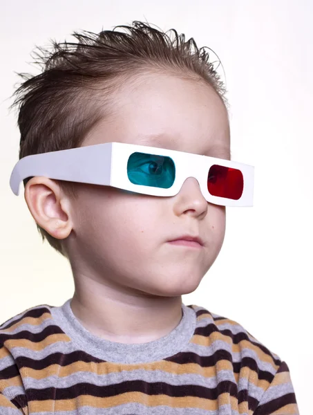 Bonito menino sentado nos óculos 3D — Fotografia de Stock