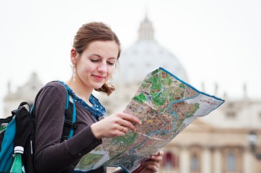 Güzel bayan turist harita üzerinde çalışıyor.