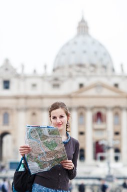 Güzel bayan turist harita üzerinde çalışıyor.