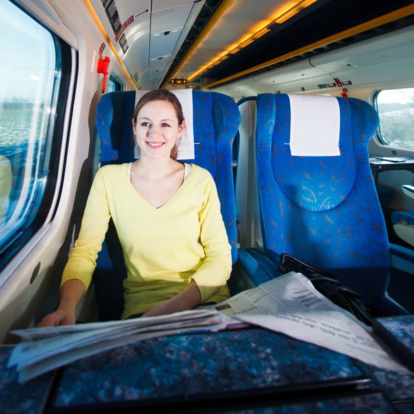 Młoda kobieta podróżująca pociągiem — Zdjęcie stockowe