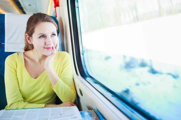 Νεαρή γυναίκα που ταξιδεύει με τρένο — Φωτογραφία Αρχείου