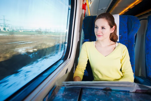 電車で旅行する若い女性 — ストック写真