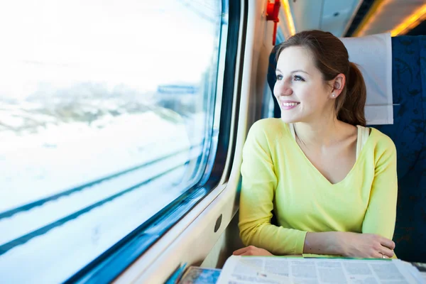 Mladá žena cestuje vlakem — Stock fotografie