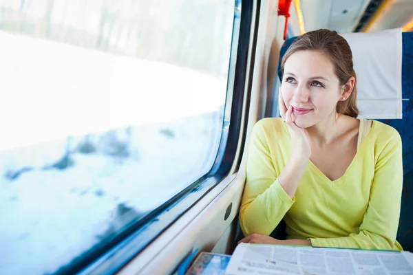 Trenle seyahat ederken onun tablet bilgisayar kullanan genç kadın — Stok fotoğraf