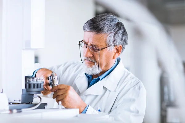 Ricercatore anziano di sesso maschile che effettua ricerche scientifiche in laboratorio — Foto Stock
