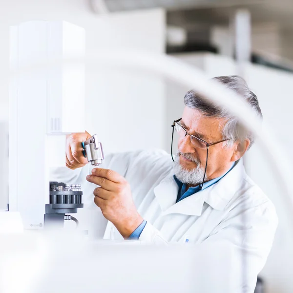 Starszy mężczyzna naukowiec, prowadzenia badań naukowych w laboratorium — Zdjęcie stockowe