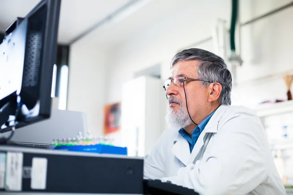 Senior Forscher mit einem Computer im Labor — Stockfoto