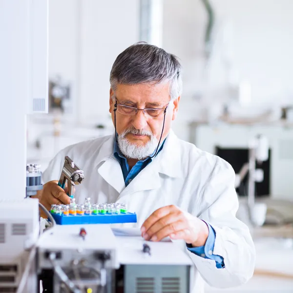Manliga forskare utföra vetenskaplig forskning i ett labb — Stockfoto