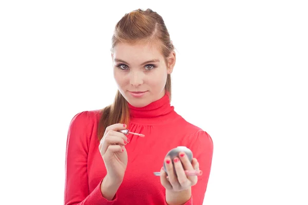 Mujer bastante joven aplicando brillo labial — Foto de Stock
