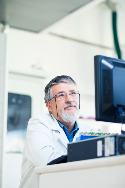 Senior onderzoeker met behulp van een computer in het lab — Stockfoto