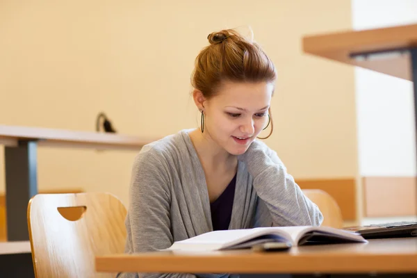 Hübsche Studentin in einer Bibliothek (farbiges Bild)) — Stockfoto