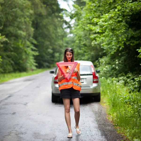 Jonge vrouwelijke bestuurder nadat haar auto is kaduuk — Stockfoto