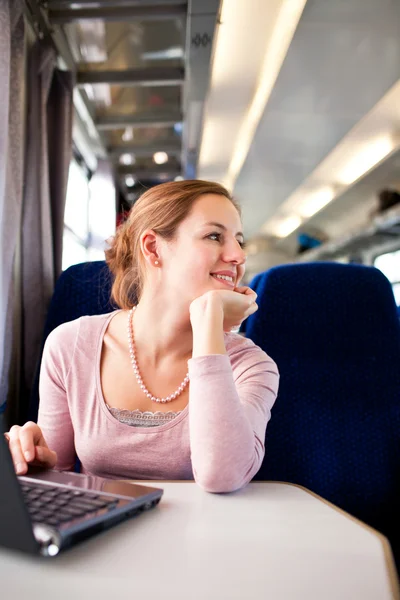 Młoda kobieta za pomocą jej laptopa w pociągu (shallo — Zdjęcie stockowe