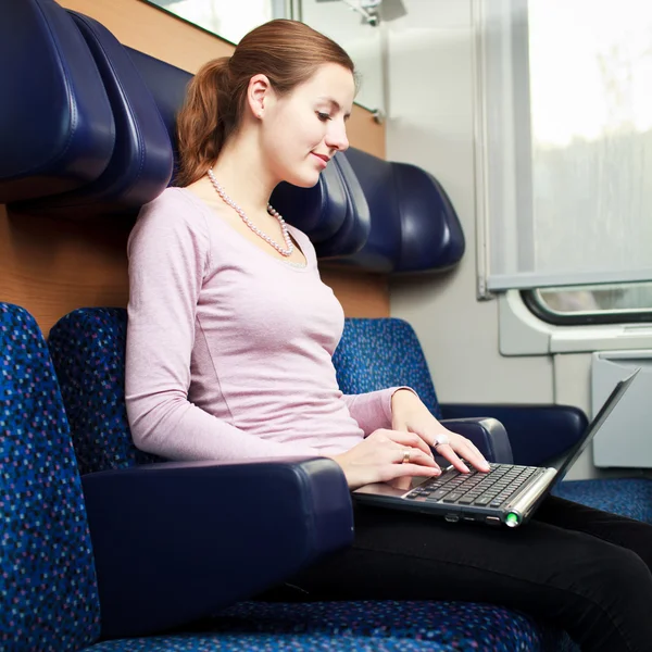 Νεαρή γυναίκα χρησιμοποιώντας το φορητό υπολογιστή ενώ στο τραίνο (shallo — Φωτογραφία Αρχείου