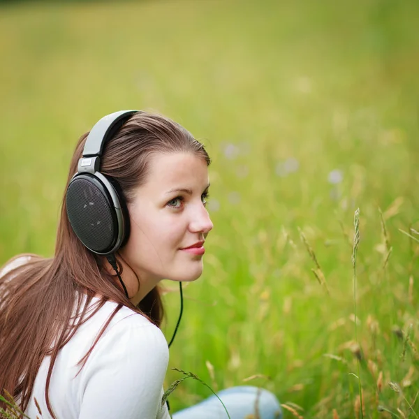 Πορτρέτο της όμορφης κοπέλας ακούγοντας μουσική — Φωτογραφία Αρχείου