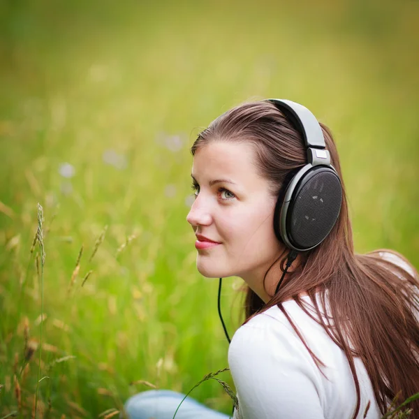 Портрет красивой девушки, слушающей музыку — стоковое фото