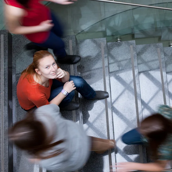 Na universidade / faculdade - Estudantes correndo para cima e para baixo um ocupado — Fotografia de Stock