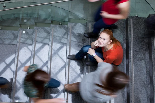 En la universidad / universidad - Los estudiantes corriendo arriba y abajo de un ocupado — Foto de Stock