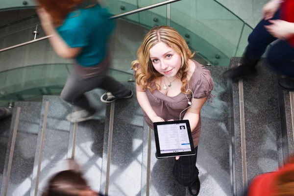 Univerzita/College - studenti řítí nahoru a dolů zaneprázdněn — Stock fotografie