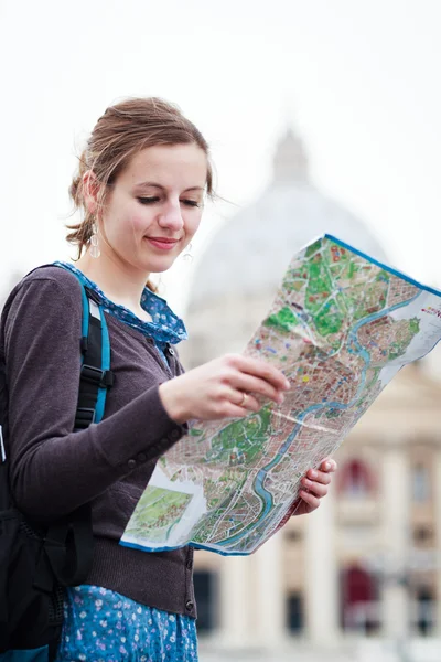Güzel bayan turist harita üzerinde çalışıyor. — Stok fotoğraf