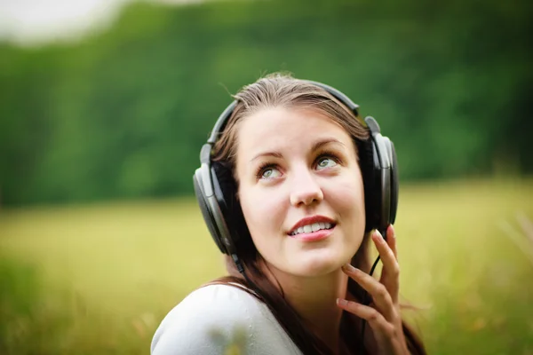 Portret bardzo młoda kobieta, słuchanie muzyki na jej mp3; p — Zdjęcie stockowe