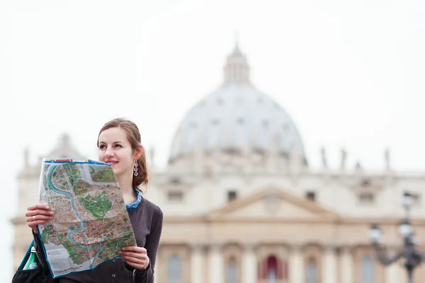 Jolie jeune touriste féminine étudiant une carte — Photo
