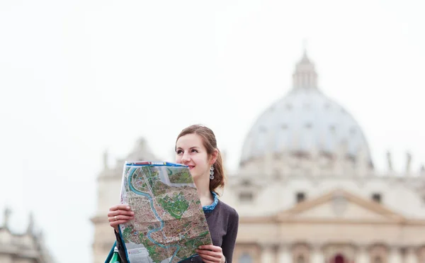 Mooie jonge toerist die een kaart bestudeert — Stockfoto