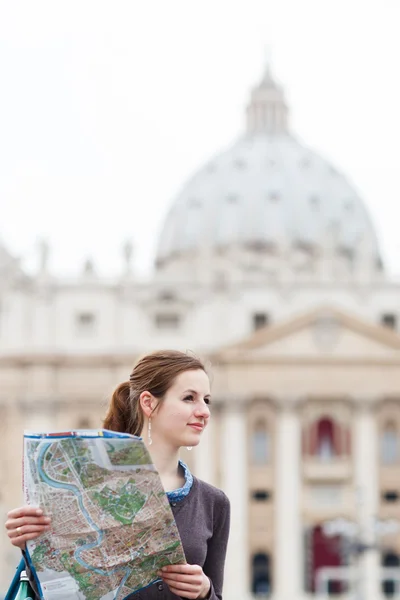Όμορφη νεαρή τουρίστρια μελετώντας ένα χάρτη — Φωτογραφία Αρχείου
