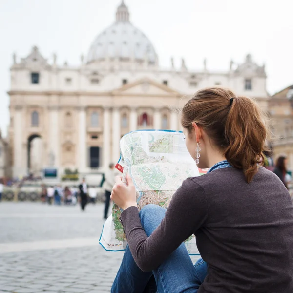 Güzel bayan turist harita üzerinde çalışıyor. — Stok fotoğraf