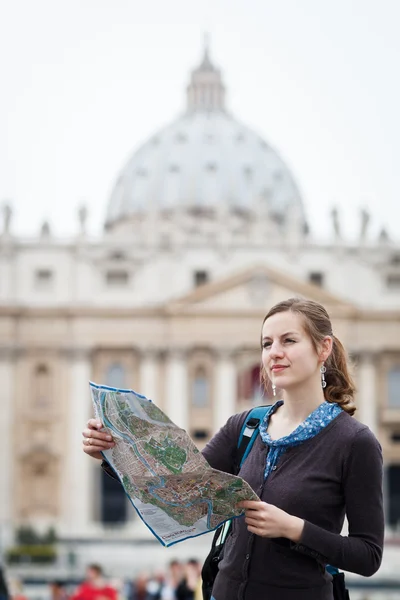 Söt ung kvinnlig turist studerar en karta Royaltyfria Stockbilder