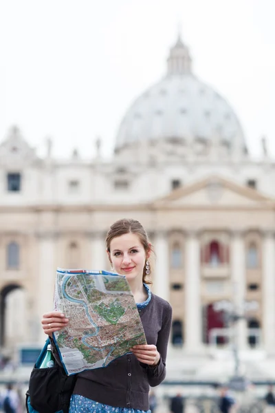Söt ung kvinnlig turist studerar en karta Stockbild