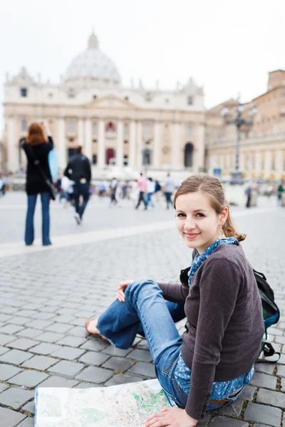 Söt ung kvinnlig turist studerar en karta Royaltyfria Stockfoton