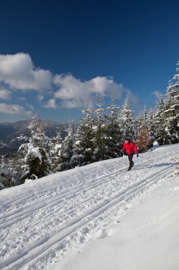 cross-country kayak: genç adam cross-country kayağı